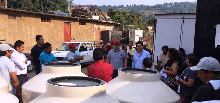 Colonias y Calles Unidas de Pátzcuaro entrega tinacos a familias vulnerables con el apoyo de Toño Ixtlahuac