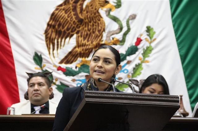 Araceli Saucedo presenta iniciativa para garantizar democracia en elección de autoridades auxiliares en los municipios