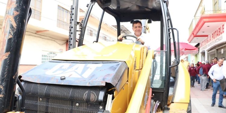 En Apatzingán alcalde entrega maquinaria a Comité de Agua Potable