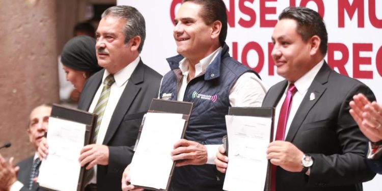 Escala Michoacán 13 posiciones en simplificación de trámites: Gobernador