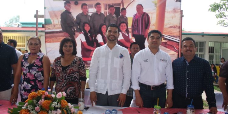 Apadrina Octavio Ocampo generación de alumnos de las comunidades de Huetamo