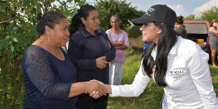 Araceli Saucedo entrega apoyos a mujeres del Distrito de Pátzcuaro