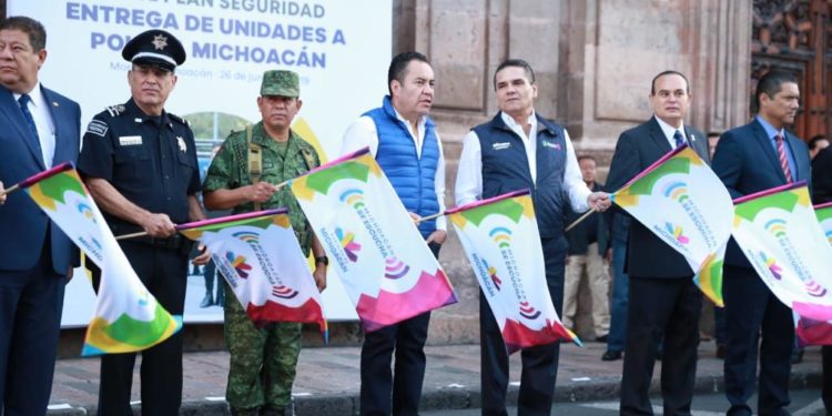 Entrega de 100 patrullas, refuerza plan Integral de Seguridad: Silvano Aureoles