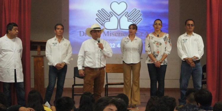 Lleva Salvador Arvizu charlas con jóvenes para evitar adicciones a las drogas