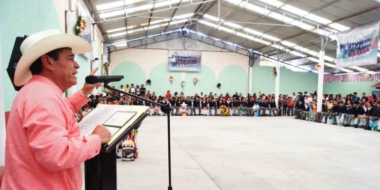 Educación base de superación y progreso; Salvador Arvizu