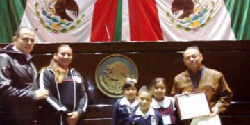 Salvador Arvizu cumple sueño a estudiantes de conocer la Cámara de Diputados