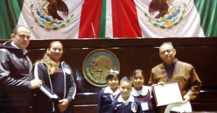 Salvador Arvizu cumple sueño a estudiantes de conocer la Cámara de Diputados