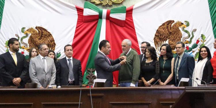 Entrega secretario de Gobierno Presea Melchor Ocampo a Francisco Martínez