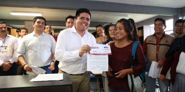 Entregan tarjetas Bienestar en normales de Cherán y Tiripetío