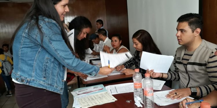 Con normalidad, Bienestar entrega becas en la UMSNH