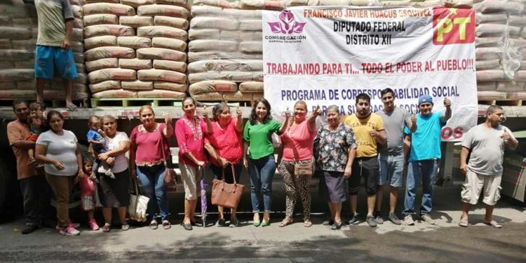 Mejoramiento a la vivienda gestión hecha realidad con regidora y Diputado Federal del PT en Apatzingán