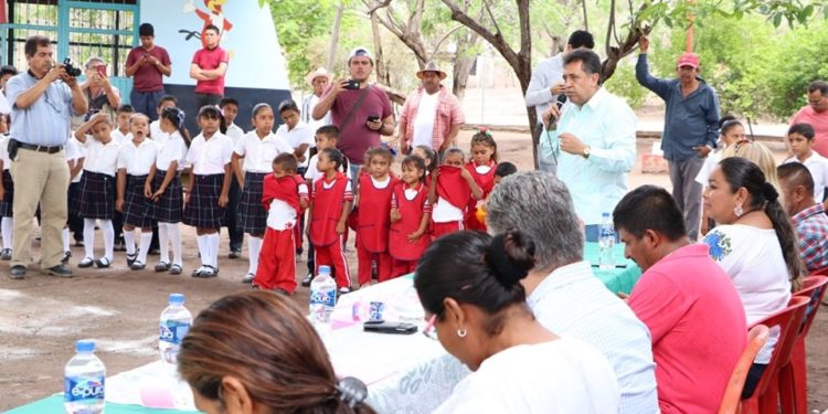 Alcalde de Apatzingán inaugura obra en zona rural en favor de la Educación
