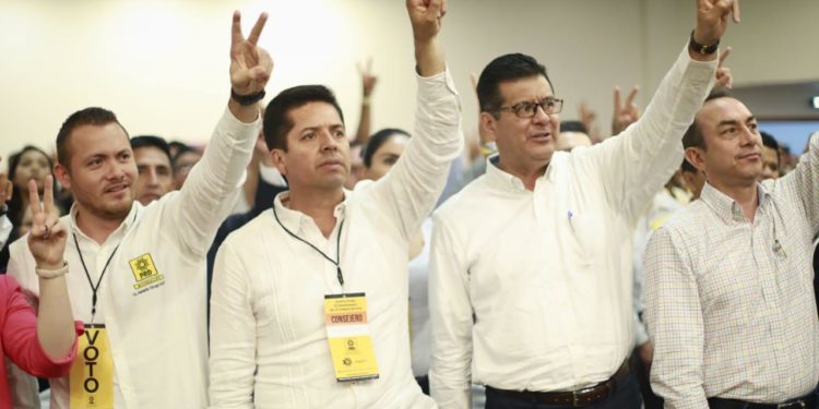 Antonio García reconoce capacidad de Juan Bernardo Corona Martínez para dirigir al PRD