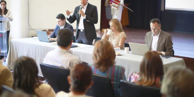 Antonio García traza ruta de trabajo con prestadores de servicios turísticos de Michoacán