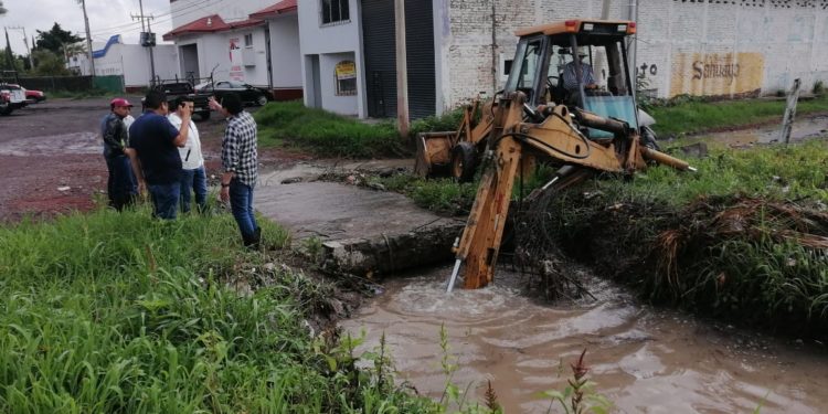 Trabajan 6 equipos de Sedrua en limpieza de calles y desazolve del río en Jiquilpan