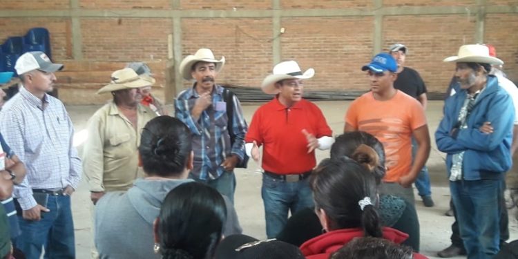 El Diputado Local Salvador Arvizu entrega fertilizantes a campesinos de Morelia