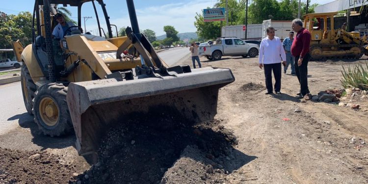 Alcalde de Apatzingán supervisa obra hidráulica