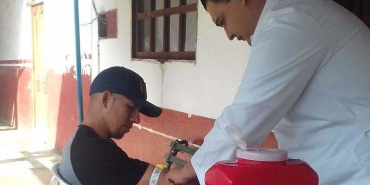 Araceli Saucedo pone en marcha laboratorio de análisis clínicos en comunidades y tenencias