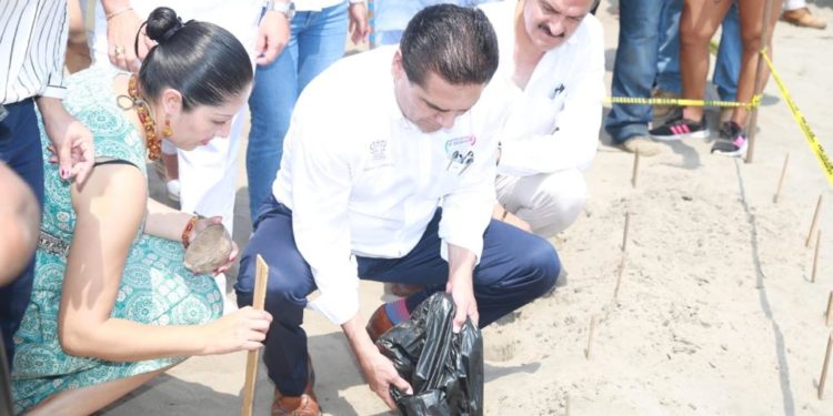 Entrega Gobernador apoyos a tortugueros y pescadores de Lázaro Cárdenas