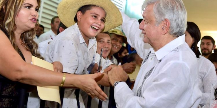 Cumple AMLO compromisos con Huetamo