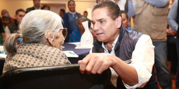 Oír bien cambia la vida de las personas: Silvano Aureoles