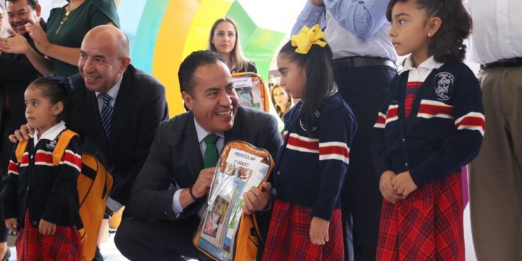 Educación, el camino para mejorar las condiciones de vida: Carlos Herrera