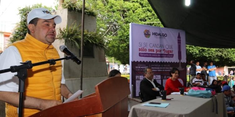 Tony Martínez entrega becas a niñas y niños en el municipio de Hidalgo