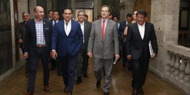 Continúa trabajo coordinado para dar certeza laboral al magisterio en Michoacán: Gobernador