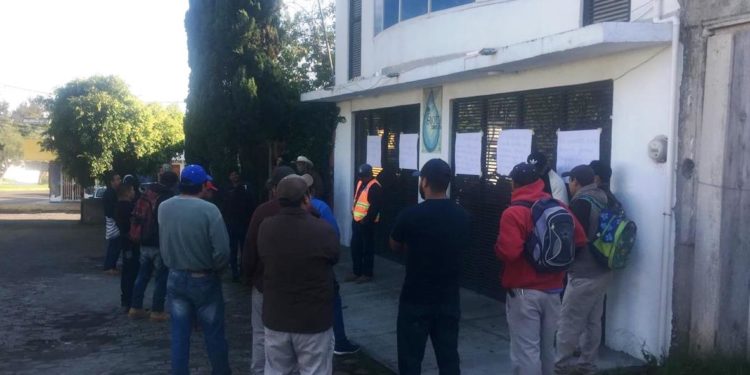 Sindicalizados del Organismo de Agua Potable y vecinos de Pátzcuaro toman oficinas