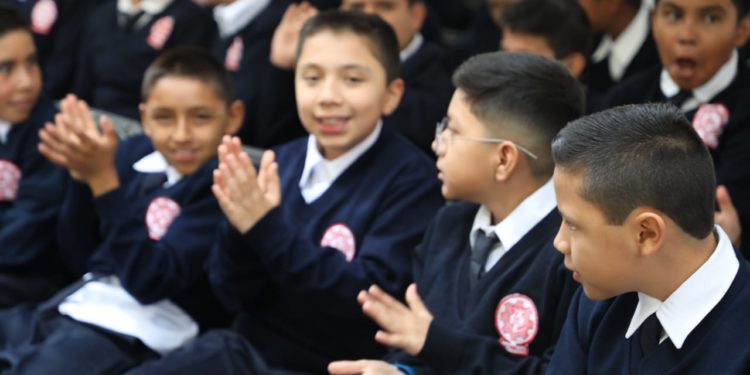 Disminuye reprobación y deserción escolar en Michoacán