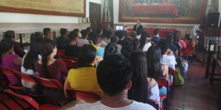 Por el Día Naranja, imparten conferencia sobre el feminicidio en Apatzingán