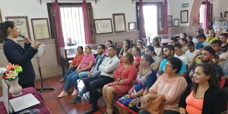 Por el Día Naranja, imparten conferencia sobre el feminicidio