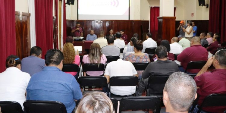 Funcionarios de Apatzingán se capacitan en Simplificación Administrativa