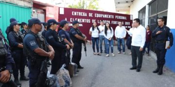 Policías de Apatzingán reciben uniformes