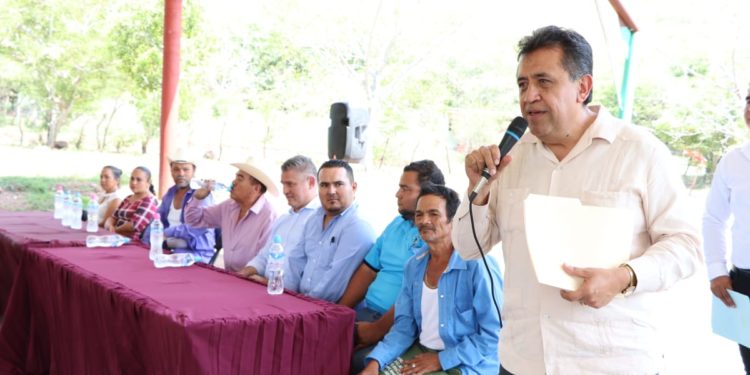 Alcalde de Apatzngán entrega techumbre en Los Laureles