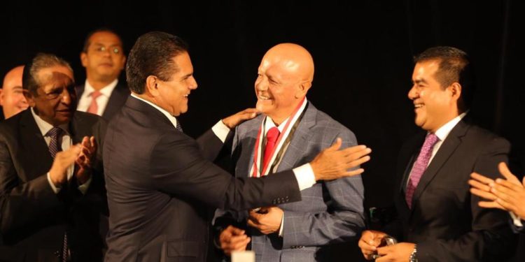 Recibe Pascual Sigala presea Suprema Junta Nacional Americana