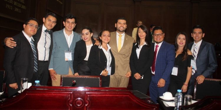 Reconoce Octavio Ocampo aporte y compromiso de jóvenes en Michoacán