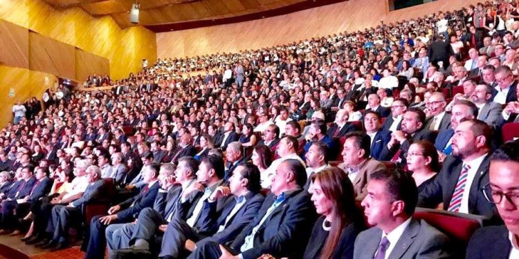 Raúl Morón Orozco comparece ante políticos a dar informe