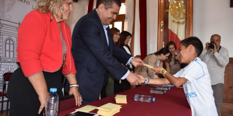 Entrega Congreso reconocimiento a estudiantes de excelencia