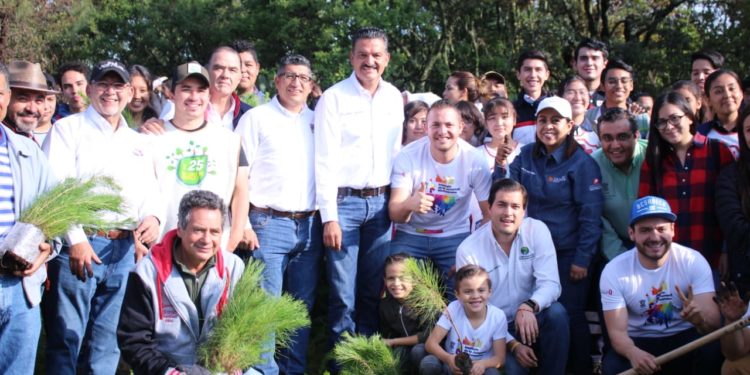 Jóvenes trabajan por el medio ambiente