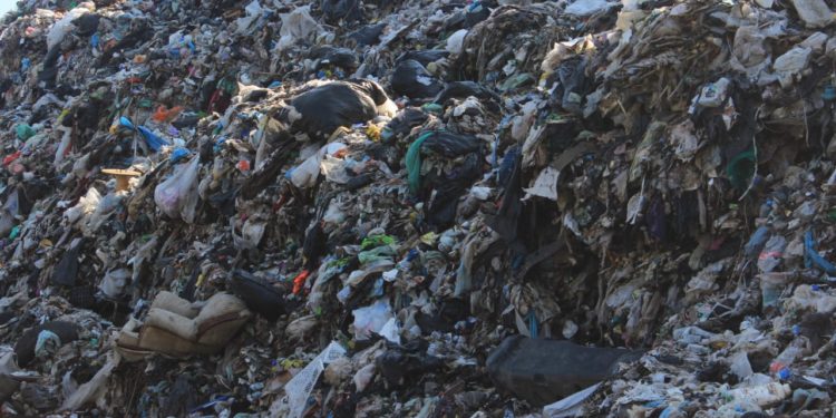 Suspende ProAm sitio no controlado de disposición final de residuos, en Uruapan