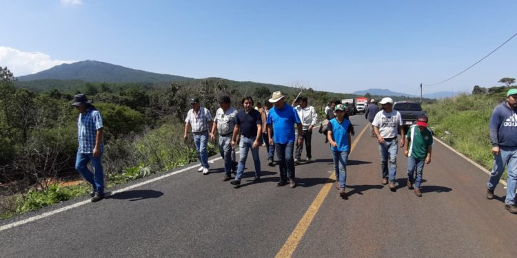 Construye Gobierno de Michoacán, paso provisional ante derrumbe de puente en Los Reyes