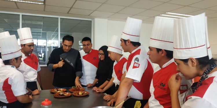 Logra egresada de la UTM, beca internacional de idiomas