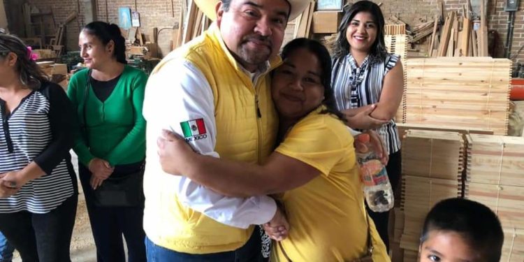 Tony Martínez arranca el programa “Por si las Aguas”, para entregar paquetes de láminas a familias en pobreza