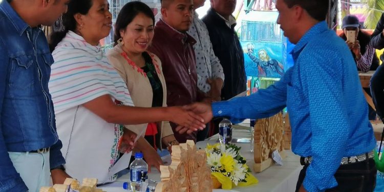 Mueble rústico y textil bordado, engalanan la Feria de Pichátaro