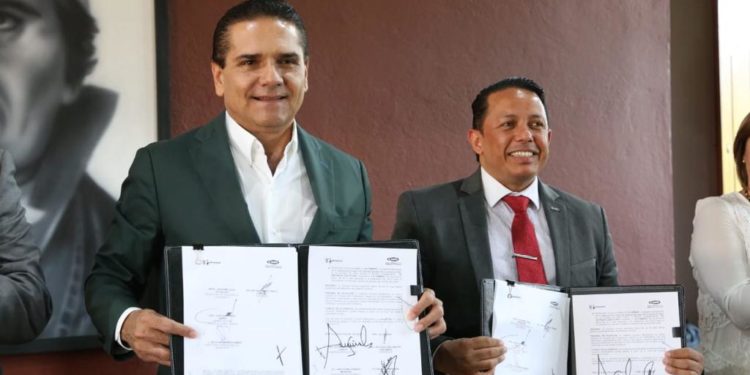 Firman Gobernador y CMIC convenio para impulsar obra social en Michoacán