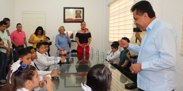 Alcalde recibe a niños participantes del Parlamento Infantil 2019