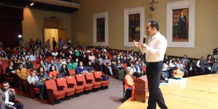 Llama Carlos Herrera a los jóvenes a ser promotores de la construcción de la paz