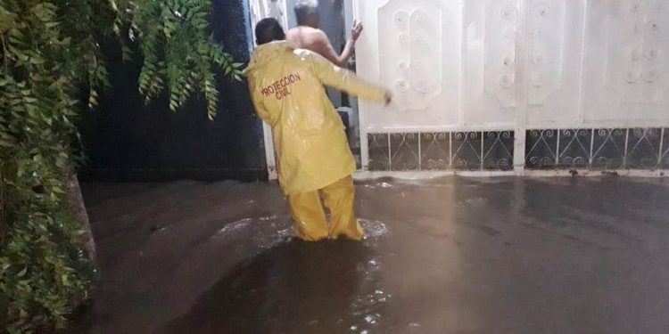 PC de Apatzingán atendió a afectados por la tromba