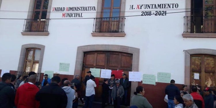 Toman alcaldía de Pátzcuaro, vecinos rechazan modelo de cobro externo de Agua Potable propuesto por Víctor Báez
